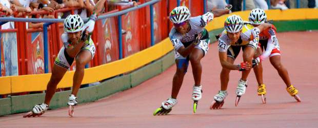 Volvió Jénnifer y derrotó a la reina Yercy | Colprensa, Cartagena | Jénnifer Caicedo, a la izquierda, derrota a la favorita Yercy Puello en los 500 metros baterías del Interclubes de patinaje.