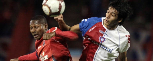 Al DIM le costó escalar el Cerro | Manuel Saldarriaga | César Valoyes, acosado por Luis Cardozo, hizo el pase que significó el gol de Luis Carlos Arias a los 55 minutos con un balón cruzado. La jugada la había iniciado Nelson Barahona, quien se apagó y privó de más anotaciones al DIM.