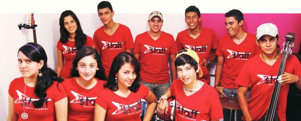 Desde chicos revelan su ritmo tropical | David Sánchez | Ellos son los integrantes del grupo de salsa. Abajo: Alejandra Restrepo, Mariana García, Valentina Corrales, Alberto Posada y Andrés Nicholls. Arriba: Carolina Arbeláez, Simón Fallon, Manuel Galeano, Daniel Hernández y Alejandro Álvarez.