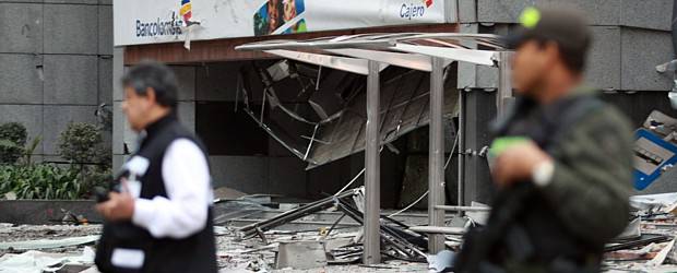 Comunidad condenó atentado con carro bomba en Bogotá | Raúl Palacios, Colprensa | Los daños de la onda explosiva afectaron a las edificaciones ubicadas a los 100 metros a la redonda.