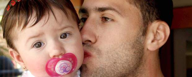 David vive su momento más Dulce | Fotos Jaime Pérez | Hace nueve meses llegó a la vida de David Ospina, Dulce María, su pequeña hija, fruto de la relación con Jéssica Sterling. Viven en Francia, pero por unos días estuvieron en Medellín, donde cuajó el antioqueño como arquero de Nacional. David habló de fútbol, de su familia y de su vida. Y claro de su gran amor: el verde.
