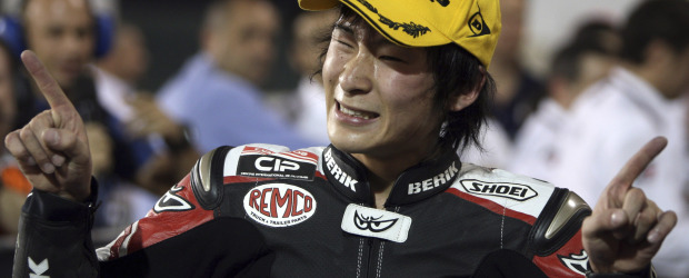 AP | En esta foto de archivo, tomada el 11 de abril de 2010, el piloto japonés Sheia Tomizawa (q.e.p.d) celebra su podio en el Gran Premio de Qatar, en el circuito internacional de Losail.