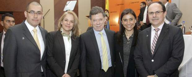Medalla al mérito en los 30 años de Colprensa | Colprensa, Bogotá | El presidente Juan Manuel Santos (c) en compañía de Alfonso Ospina, editor general de Colprensa; María Elvira Domínguez, directora del diario El País de Cali; Martha Carvajal, gerente de Colprensa, y Luis Miguel de Bedout.