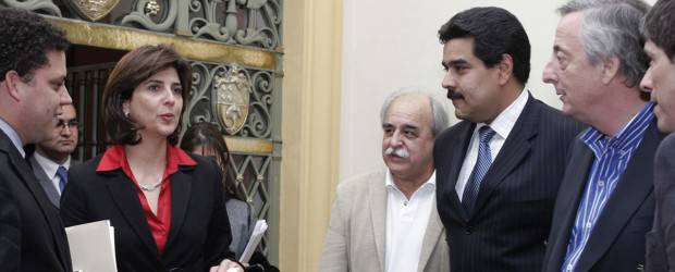 Santos y Chávez acortan distancias | Colprensa | El mejoramiento de las relaciones con los vecinos es la prioridad de la canciller colombiana, María Ángela Holguín, quien desde el sábado ha sostenido reuniones para ese fin, como esta en la que aparece con Nicolás Maduro (der.).