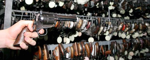 Armas amparadas: para guardar o devolver al Estado | Archivo | La Cuarta Brigada recordó que las excepciones para el porte de armas tienen que ser documentados. La Jefatura de Estado Mayor evalúa la situación y determina si existe una situación de riesgo o amenaza para otorgar el permiso.