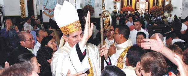 Rionegro recibió a su pastor | Róbinson Sáenz | Después de oficiar por nueve años en la Diócesis de Quibdó, monseñor Fidel León Cadavid Marín, llega al Oriente antioqueño para continuar con la evangelización integral de la iglesia católica. Ayer su bienvenida fue multitudinaria, mientras que desde Chocó viajaron algunos feligreses para despedirlo.