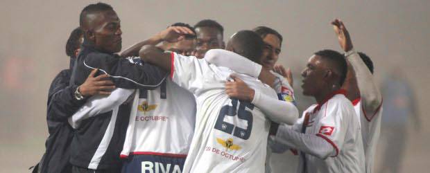 La juventud de El Nacional se impuso ante el experimentado Libertad | Reuters | El Nacional ecuatoriano ganó el juego de ida en medio de una intensa neblina.