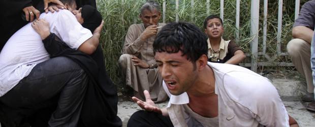 Atentado sacudió sede de Ejército iraquí en Bagdad | Reuters | Los familiares de las víctimas se reunieron en la morgue a la espera de recibir los cuerpos de sus seres queridos fallecidos en el atentado.