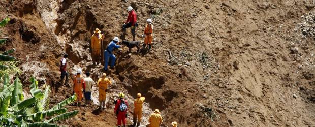 Socorristas buscan en ocho puntos a las víctimas del deslizamiento en Giraldo | Jaime Pérez, enviado especial | La Defensa Civil de Antioquia tiene en la zona 40 voluntarios y un perro entrenado para la búsqueda de personas desaparecidas. Todos los días se relevan las cuadrillas.