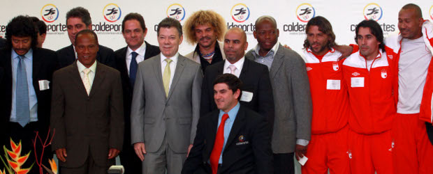 Los hinchas violentos podrían recibir penas de hasta 10 años de cárcel | Colprensa | El presidente Juan Manuel Santos, acompañado de futbolistas, exfutbolistas, representantes del Gobierno, y el director de Coldeportes, Jairo Clopatofsky, presentó este martes la Ley del Deporte.