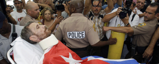AP | Sigler, de 47 años, quien está paralizado de la cintura para abajo, es trasladado al hospital Jackson Memorial, después de su llegada al Aeropuerto Internacional de Miami.