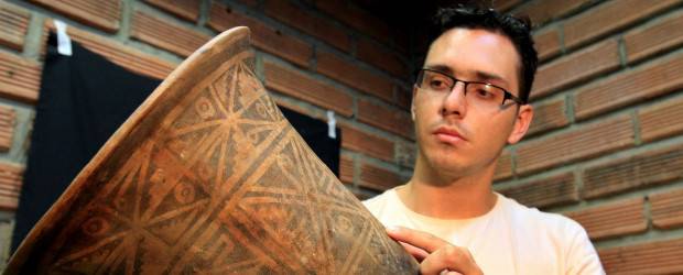 Hernán Pimienta, coordinador de arqueología del mismo Museo, muestra una pieza de la "colección Pimont". | Donaldo Zuluaga | Santiago Ortiz, curador de antropología del Museo de la U. de A., dice que los bienes arqueológicos no deben tener precio.