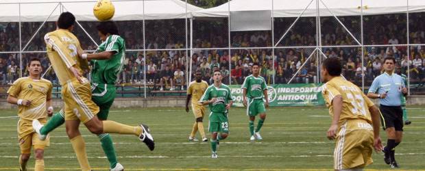 El Poli saca pecho con cancha sintética | Jaime Pérez | El Politécnico Jaime Isaza Cadavid le puso grama sintética a su cancha de fútbol y ayer la inauguró con un cuadrangular entre DIM, Nacional, Envigado e Itagüí. El rector Gilberto Giraldo dijo que estará abierta 22 horas al día.