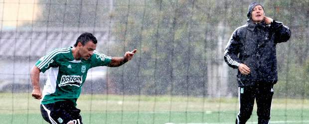 Santa espera una mejor expresión futbolística | Juan Antonio Sánchez | En la sede de Guarne, a pesar de la lluvia, Nacional pudo realizar su práctica ayer. En la acción aparece Marlon Piedrahíta, observado por el técnico José Fernando Santa que espera, al igual que la afición, un mejor desempeño de sus dirigidos.