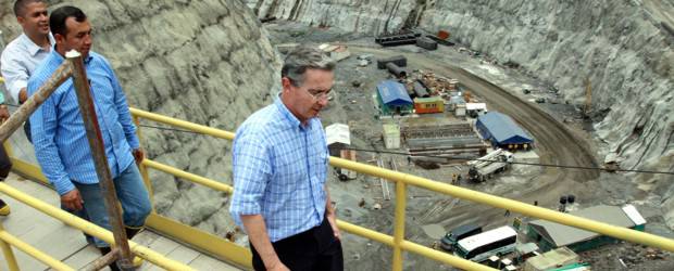 Embalse de Porce III se llenará en octubre | Manuel Saldarriaga | En su recorrido por las instalaciones de la presa del proyecto energético Porce III, el presidente Álvaro Uribe Vélez tuvo tiempo para conocer cómo funcionará la desviación del río Porce.