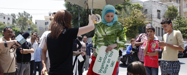 En Jordania arrestaron activista vegetariana vestida de lechuga | AP