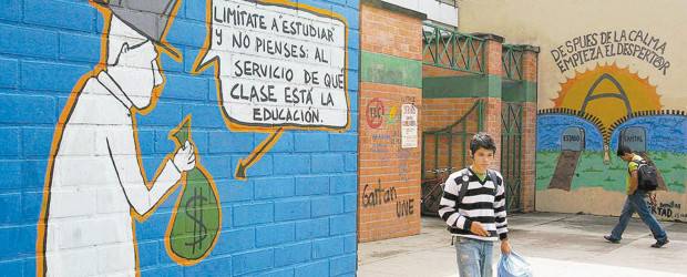 Un año de malabares monetarios | Juan Fernando Cano | A finales de agosto la Universidad Nacional anunció en su Agencia de Noticias que sólo había recibido un 14 por ciento de sus recursos de inversión para 2010 y que tendría acumulado el 86 por ciento del dinero para ejecutarlo en cuatro meses. Foto en la Universidad Nacional, sede Medellín.
