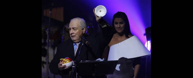 Colombia quedó en el grupo de Argentina, Japón y Bolivia | Reuters | El momento en el que el secretario general de la Conmebol, Eduardo de Luca, saca la balota con el nombre y la bandera de Colombia.