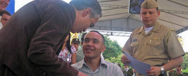 En Marinilla, casa propia para 232 héroes y viudas | Gustavo Ospina Zapata | La sonrisa de Fáber Saldarriaga cuando el ministro Rodrigo Rivera le entrega las llaves y los documentos de su nueva casa expresan lo trascendental del acontecimiento. Tener una vivienda es una lucha de muchos colombianos y a no todos se les cumple el sueño. Por eso la felicidad afloró a plenitud en su rostro.