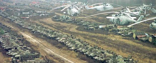 El día que Chernóbil dejó de ser seguro | AP | Unos 1.350 helicópteros militares, autobuses, tractores, camiones cisterna, transportistas, camiones de bomberos y ambulancias fueron utilizados mientras se luchaba contra el accidente nuclear en Chernóbil.