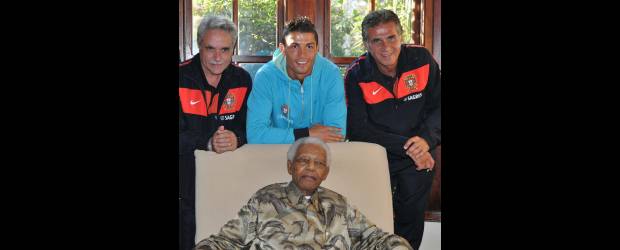 Mandela recibió a Cristiano Ronaldo | AP | Mandela invitó a su residencia de Johannesburgo a la estrella lusa y Queiroz, que fueron acompañados por el ayudante técnico Carlos Godinho (izq.).