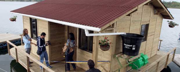 La casa anfibia flotó en las aguas de Guatapé | Fotos Manuel Saldarriaga, Enviado Especial, Guatapé | La casa flotante está diseñada especialmente para zonas donde los ríos crecen, no para aquellas regiones donde hay desbordamientos imprevistos. Por sus bajos costos, los ingenieros diseñadores creen que estas viviendas están al alcance de las comunidades más afectadas.