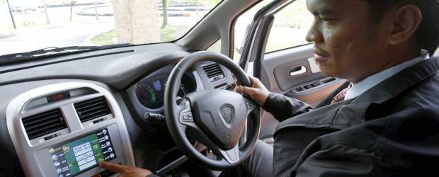 Compañía malaya mostró nuevo auto híbrido eléctrico | AP | Alcanza hasta los 140 kilómetros por hora.