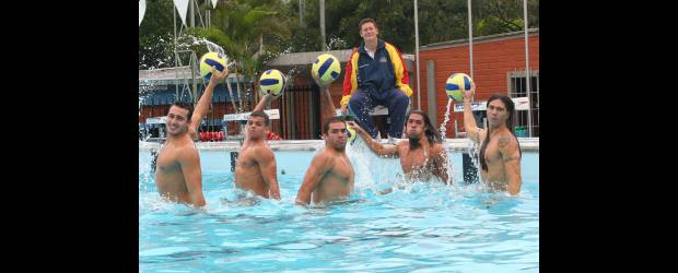El polo acuático ya entrena en Complejo | Archivo | Jorge Montoya, Chipea, y Sergio Correa, son dos de los antioqueños integrantes de la selección Colombia de polo acuático, que trabaja en Medellín.