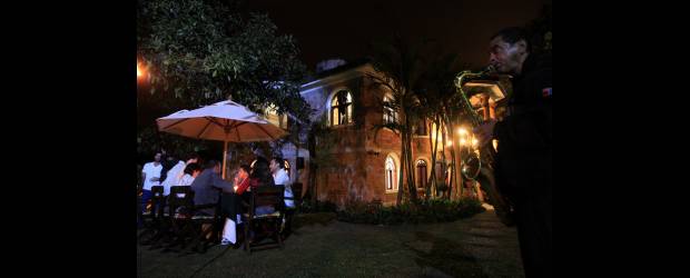 Llanogrande estrena lodge | Jaime Pérez | A ritmo de un saxofonista, los invitados al lanzamiento del nuevo hotel disfrutaron de una velada mágica en uno de los jardines.