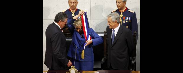 Piñera asumió entre sismos | Roberto Candia, Ap - Valparaíso, Chile | La presidenta Bachelet entrega su cargo con la popularidad más alta de la historia de Chile, a pesar de las críticas que recibió por su lenta reacción los tres primeros días posteriores a la tragedia que hasta el momento deja 497 personas muertas.