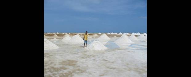 317 rutas y un país con cara de vacaciones | Lilliana Vélez De R. | La ruta que conduce hasta el Cabo de la Vela, en la Guajira, le permite asombrarse con encantos como la producción de sal en Manaure.