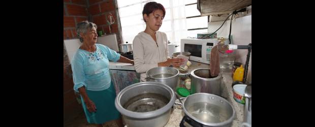 El agua escasea en veredas de La Estrella | Juan Antonio Sánchez | Con agua recogida deben asearse, lavar vajilla, ropa, vaciar los baños y limpiar la casa. Cualquier recipiente es utilizado para abastecerse del líquido.