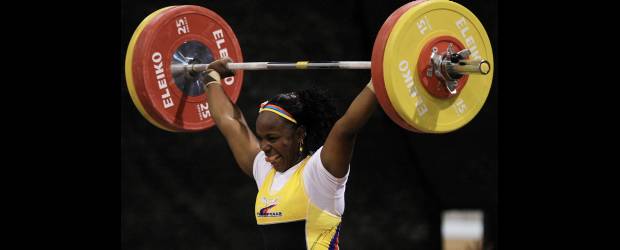 Uba sacó fuerzas y superó el desastre | Róbinson Sáenz | Ubaldina Valoyes ratificó ser la mejor del continente americano en la categoría 75 kilogramos, al ganar la medalla de oro de los Juegos Suramericanos Medellín 2010. Ubaldina, quien se blanqueó con dos intentos en el envión, levantó 230 kilogramos en el total, y venció a dos pesistas venezolanas.