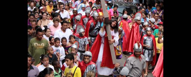 Viacrucis en vivo y con calor | Manuel Saldarriaga | En Moravia, el viacrucis fue en vivo. Los actores del grupo Alma de Antioquia le pusieron dramatismo a esta ceremonia religiosa. La comunidad caminó con fe por las calles de este sector para dar gracias o para hacer sus peticiones.