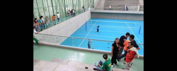 En los escenarios aún no baja la fiebre | Róbinson Sáenz | Ayer en la mañana, en todos los escenarios nuevos, hubo gran cantidad de visitantes, que se tomaron fotos e hicieron videos con el marco de los coliseos. Esta semana se define la administración de cada uno de los lugares.