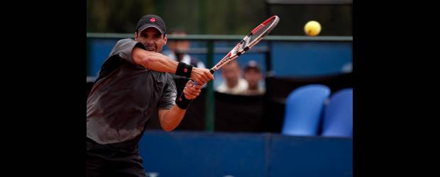 La final de Falla tuvo nubes negras | Colprensa, Bogotá | Alejandro Falla soportó una semana interrumpida, pues las fuertes lluvias que cayeron sobre Bogotá retrasaron la programación del Bancolombia Open de tenis. Ayer, en la reanudación de la final, fue derrotado por el brasileño Joao Souza. Al costado, la imagen de la cancha del Club Los Lagartos, inundada.
