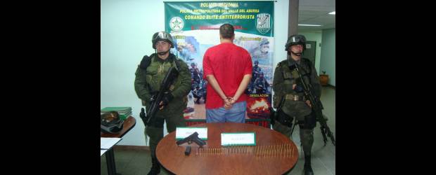 Golpe a "Los Mondongueros" | Cortesía | A alias El Gordo o Don Juan la Policía le encontró una pistola calibre 40 con capacidad de traspasar un vehículo con blindaje tres.