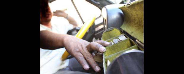 El Tránsito de Medellín sostiene que carece de herramientas legales para sacar a Gonzalo de circulación. Lo único que puede hacer es lo que ya hizo: suspenderle la licencia, en tres ocasiones, y proceder al cobro coactivo. | Juan Fernando Cano | El Tránsito de Medellín sostiene que carece de herramientas legales para sacar a Gonzalo de circulación. Lo único que puede hacer es lo que ya hizo: suspenderle la licencia, en tres ocasiones, y proceder al cobro coactivo. Sus rentas y bienes ya fueron inventariados. Surtido ese proceso falta ver si lo embargan.