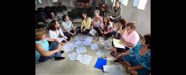 En la sede de Medicáncer un grupo de mujeres se reúne para inspirarse, escribir y leer. | Juan Antonio Sánchez | En la sede de Medicáncer un grupo de mujeres se reúne para inspirarse, escribir y leer. El taller de literatura es un espacio que les permite expresarse y compartir experiencias. A Isabel Peláez, la orientadora (segunda, a la izquierda), que estudia Lengua Castellana, le agradecen su apoyo, paciencia y amor.