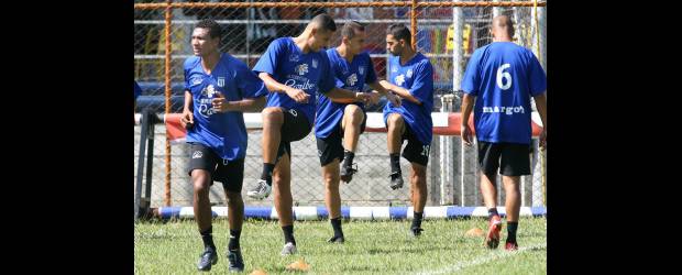 A Envigado sólo le sirve la victoria | Archivo | Luis Pérez recibe la continuidad como central en el Envigado.