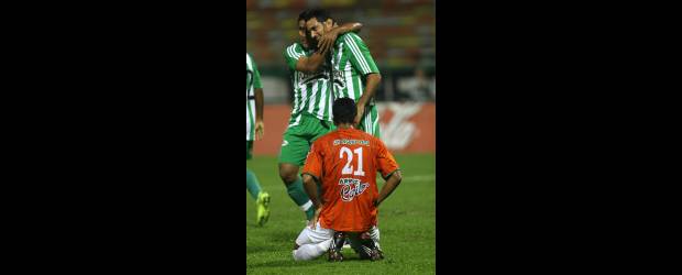 Calma en Envigado y afanes verdes | Archivo | Nacional tiene confirmadas cuatro ausencias para mañana frente a Envigado, entre ellas José Amaya, quien acá celebra el gol que anotó Ezequiel Maggiolo el año pasado frente a los naranjas. Pese a las bajas, hay buen ambiente.