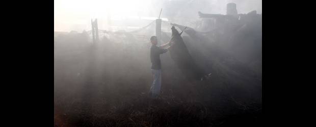 Un incendio arrasó planta de reciclaje | Manuel Saldarriaga | En la mañana del jueves seguían humeantes los restos de los materiales de reciclaje que ardieron en la madrugada.