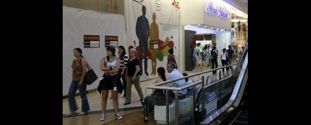 Comercio, en alerta por la saturación de locales | Jaime Pérez | La llegada de nuevos locales comerciales a la ciudad podría generar el aumento en la llamada vacancia inmobiliaria en los centros comerciales que ronda un 15 por ciento según Fenalco Antioquia. Sin embargo, muchos esperan que el consumo aumente y que se descentralice la oferta comercial.