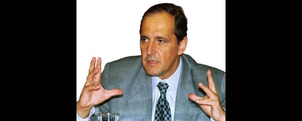 "Me voy por opinar" | Archivo | Para Juan Camilo Restrepo Salazar, su dimisión como representante de Antioquia ante el Comité Nacional de Cafeteros, busca evitar problemas futuros para la agremiación regional ante las críticas que suscitaron sus columnas de opinión en varios diarios del país.