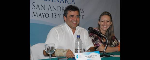 Tiquetes por internet tendrán tasa | Cortesía | Anato les otorgó al presidente Álvaro Uribe Vélez y a la presidenta de Proexport, Nubia Stella Martínez, la Orden al Mérito Anato. De izquierda a derecha, Óscar Rueda, vicepresidente de Turismo y Paula Cortés, presidenta de Anato.