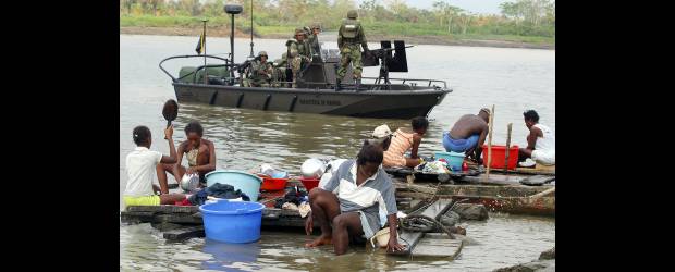 En Colombia se juega el futuro del continente | Manuel Saldarriaga | Una nodriza del Ejército patrulla las aguas del Atrato, en jurisdicción de Bellavista, Boyayá, zona golpeada por el conflicto.