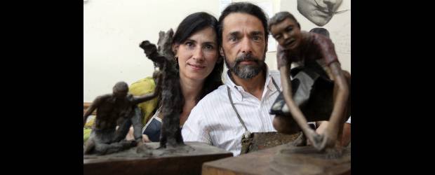 De amor hasta en las formas | Julio César Herrera | En el barrio Simón Bolívar, Juan vive desde que estaba pequeño, hace unos 43 años. Allí mismo él y Liliana tienen su taller, en el que también dan clases, con las que buscan que las personas expresen sus sentimientos por medio del arte.