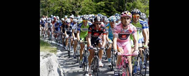 Duque le dio Giro a un triunfo | Alessandro Garofalo, Reuters-peio Terme, Italia | El líder del Giro de Italia, David Arroyo, va con la escolta del colombiano Rigoberto Urán. A su paso van Iván Basso, Alexandre Vinokourov y Nibali.
