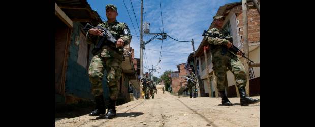 Antioquia está preparado para votar | Luis Benavides, AP | Las tropas de la IV Brigada patrullan en 91 municipios de Antioquia, para evitar alteraciones de orden público durante la jornada electoral de mañana, en la que se elige Presidente y Vicepresidente de la República.