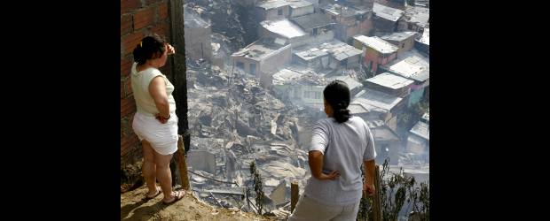 Solo cenizas quedaron de vidas de trabajo | Jaime Pérez | La dimensión del incendio sólo se pudo apreciar cuando apareció la luz del día, aunque las llamas, que alcanzaron hasta los 10 metros de altura, hacían prever que sólo quedarían cenizas, dolor, drama y desesperanza en las más de 700 personas afectadas. Lo único que se pudo rescatar fue el hierro de los enseres y el cobre de los cables.